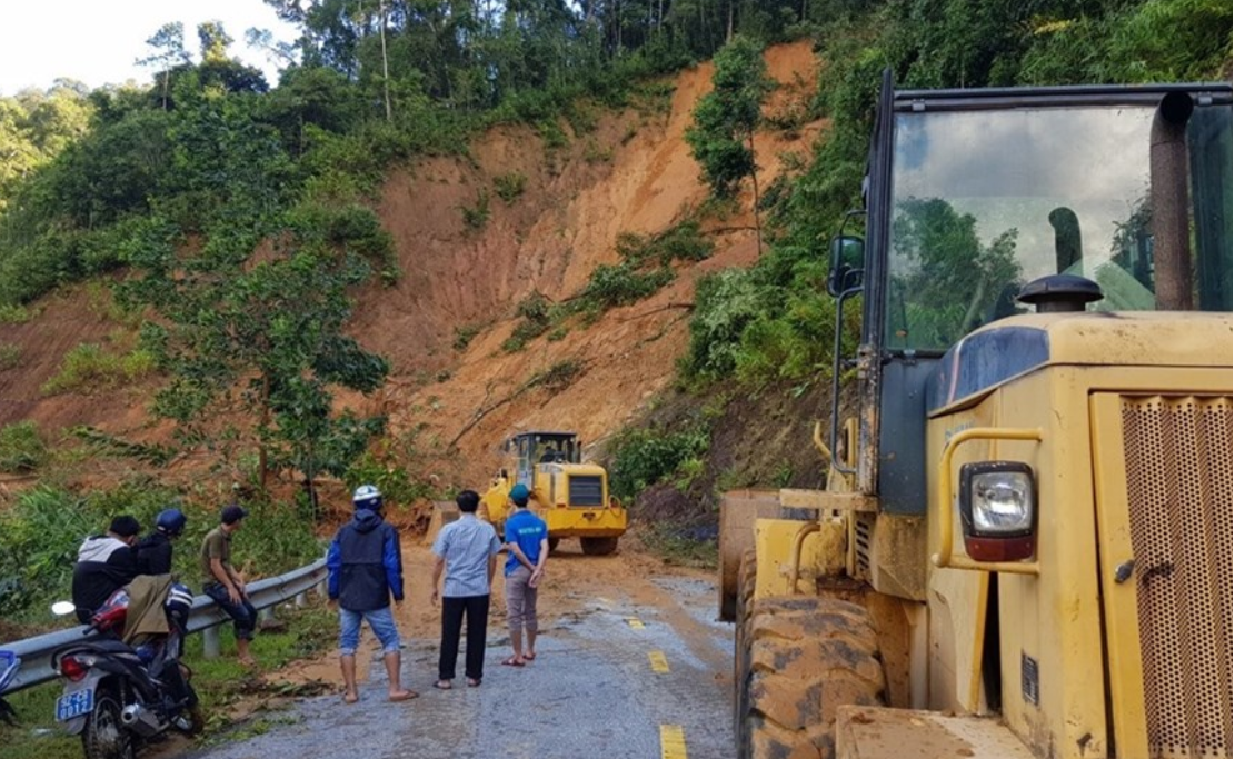 Hệ thống quốc lộ qua miền Trung hư hại nặng sau bão lũ